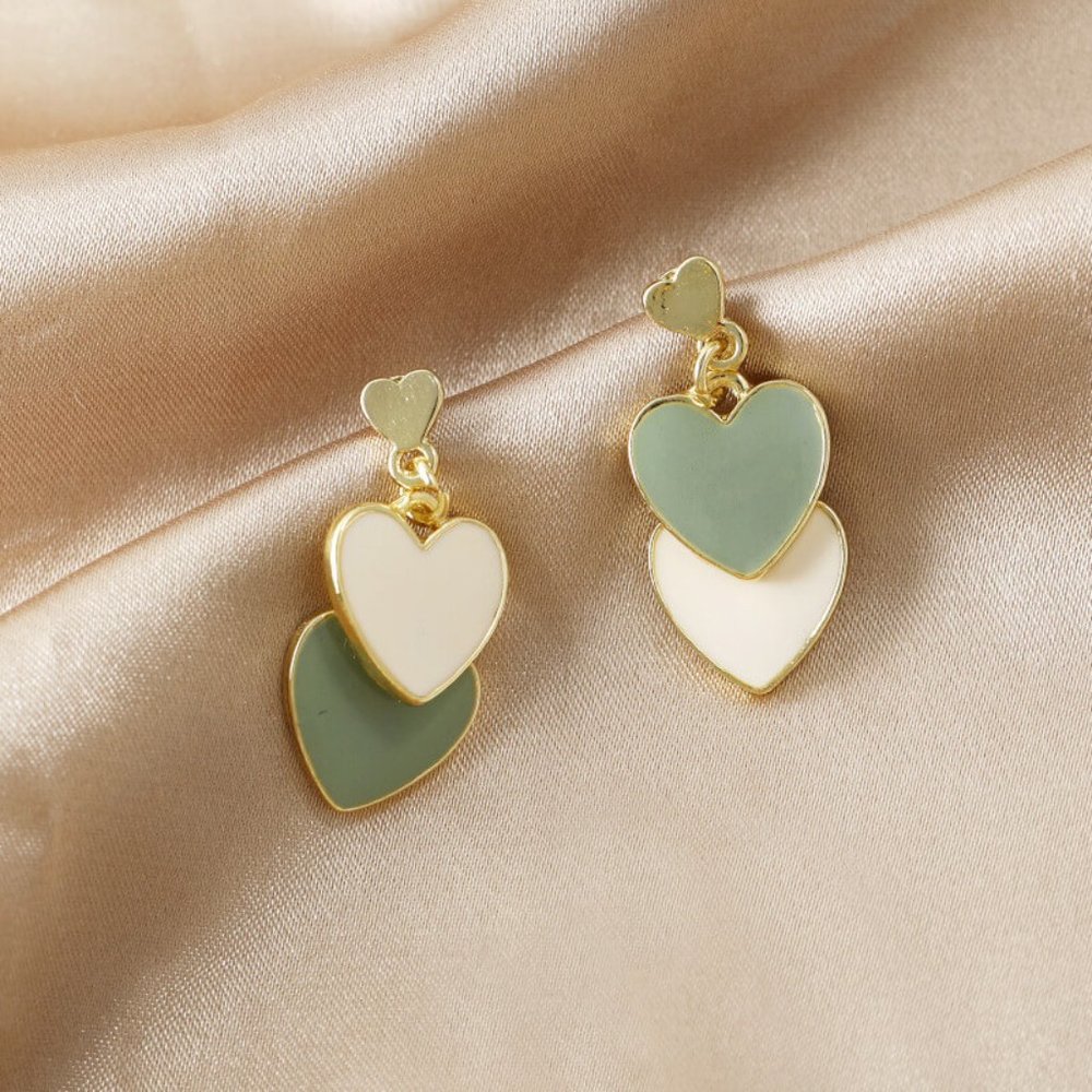 🍑Brand New Heart shaped Sage Green Cream Alluring Women Earrings - Picture 5 of 7